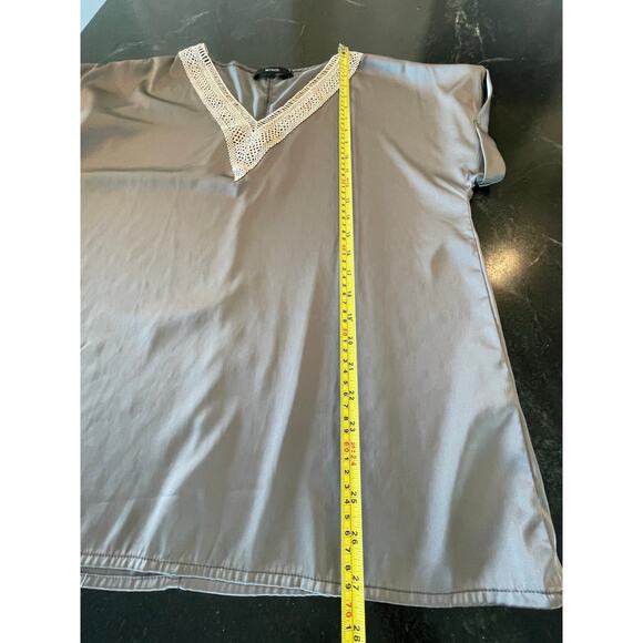 Mirol Gray silky lace detail v-neck top size Large - Picture 6 of 7